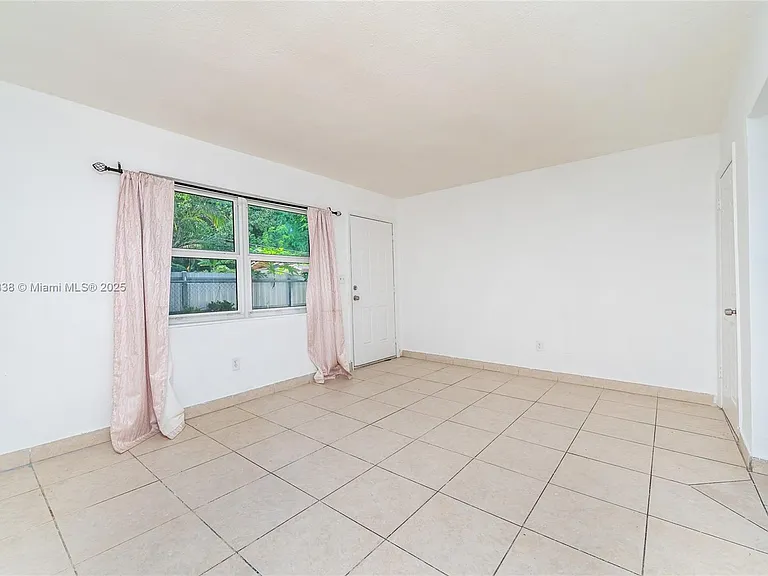 520 SW Krome Ter #1 — Photo 11