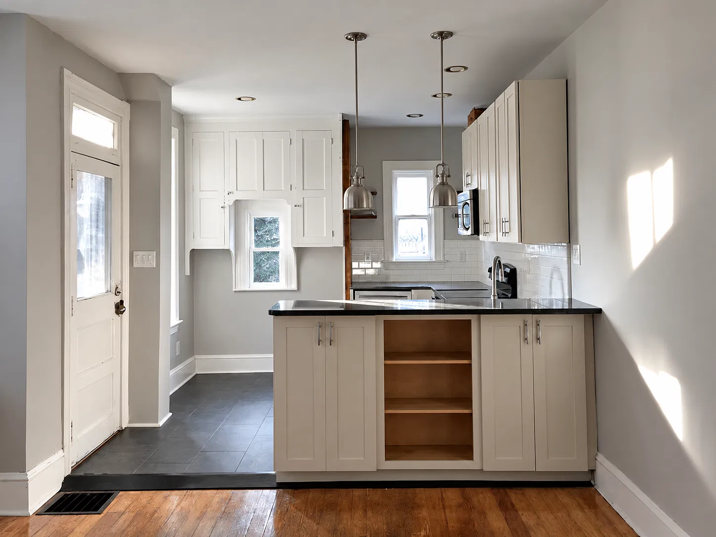 1 bed, 740 sqft, $1,300 — Photo 2
