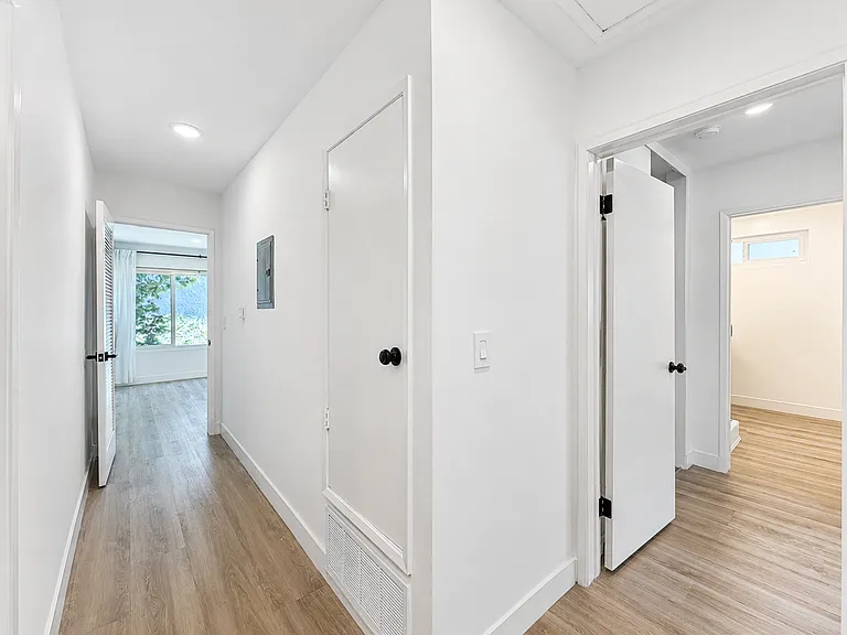 1326 Wellesley Ave — Photo 14