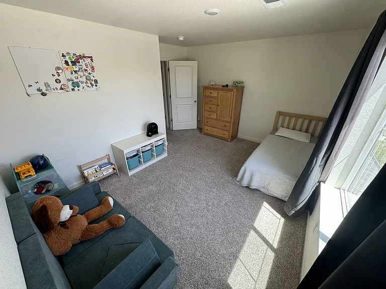 Second bedroom (2nd floor)