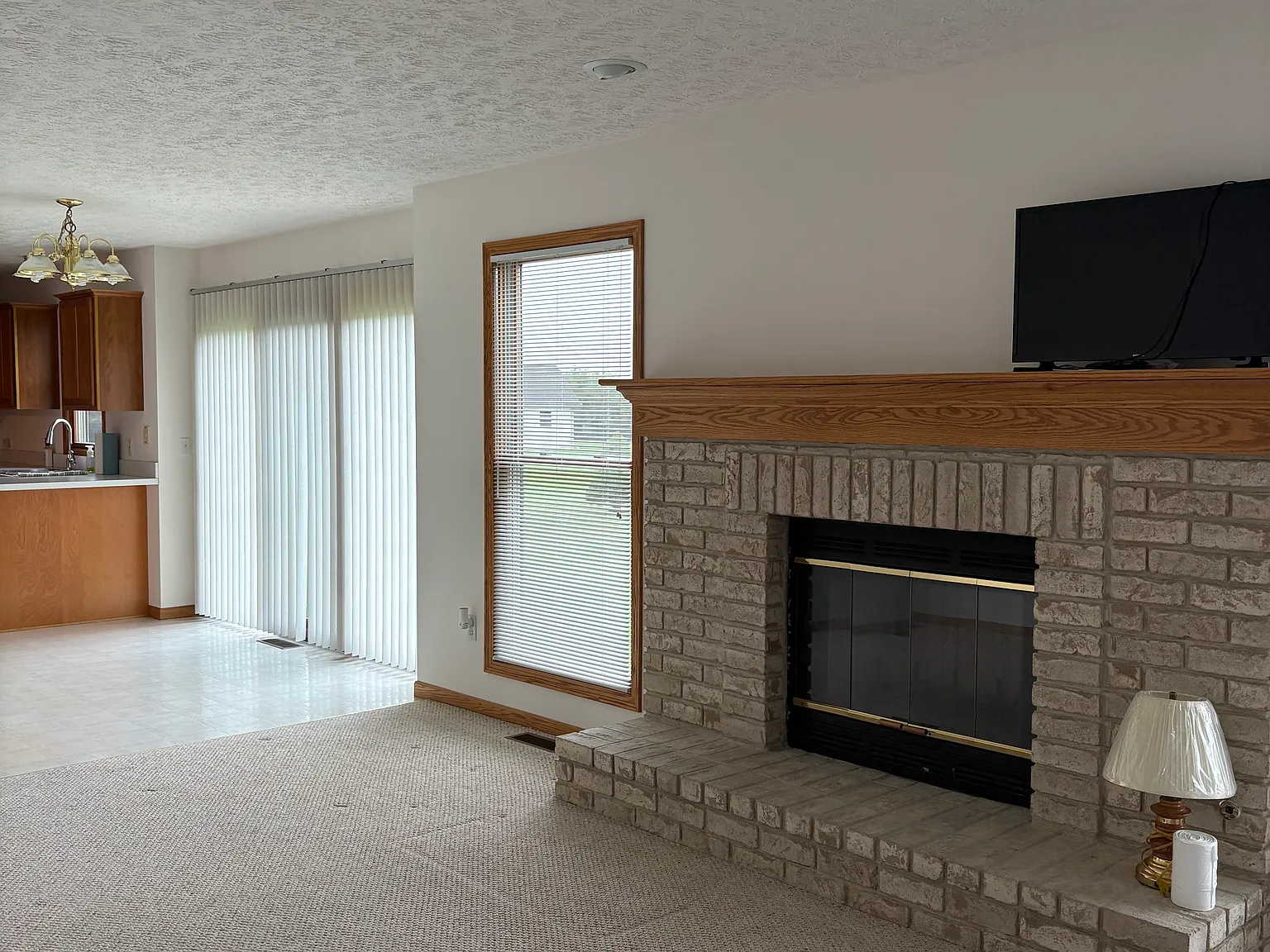 3 bed, 2.5 bath, 1836 sqft, $2,400 — Photo 3