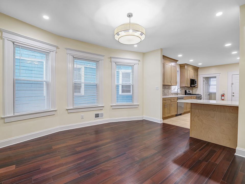 1st image of 40 N Willow St Floor 1