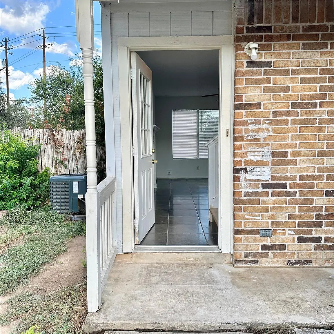 2 bed, 1.5 bath, 1864 sqft, $1,600 — Photo 2