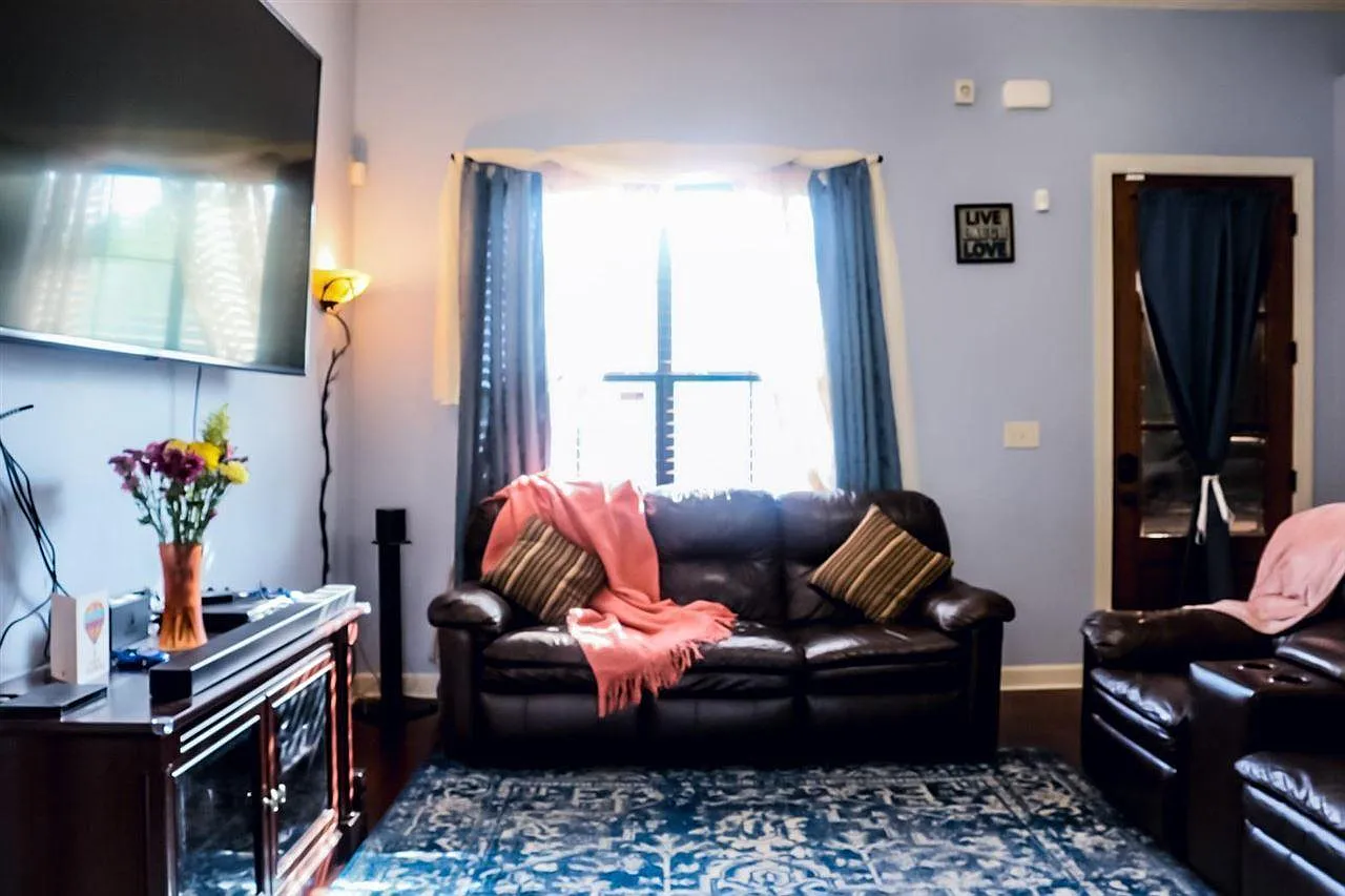 3 bed, 1450 sqft, $1,695 — Photo 3
