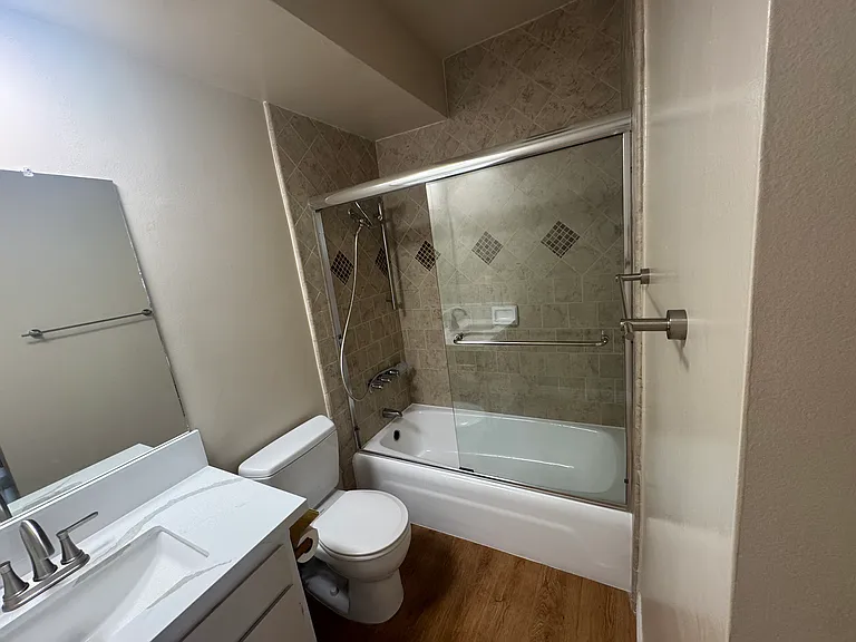1040 N Laurel Ave #9 — Photo 8