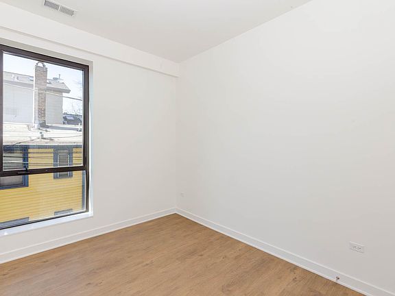 3rd image of 3640 N Lincoln Ave #202
