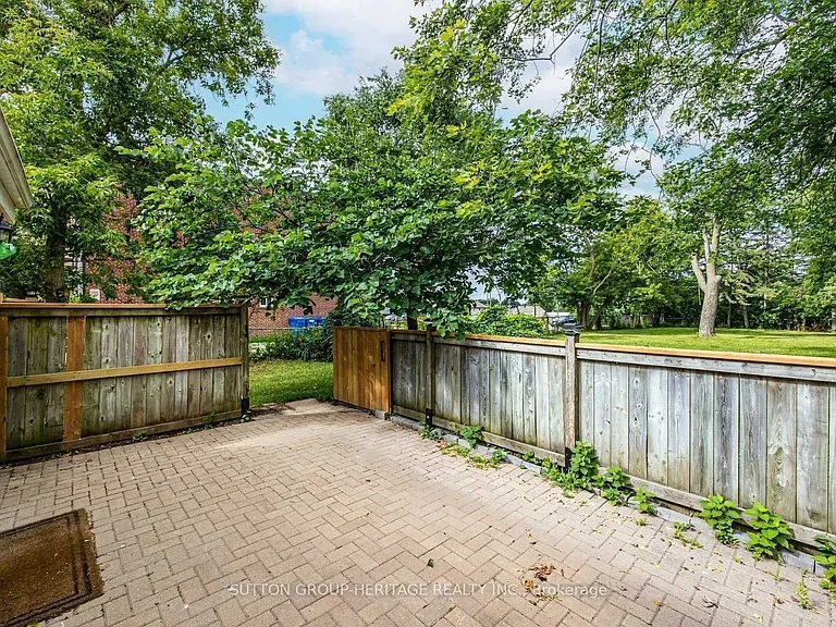 1612 Dufferin St — Photo 20