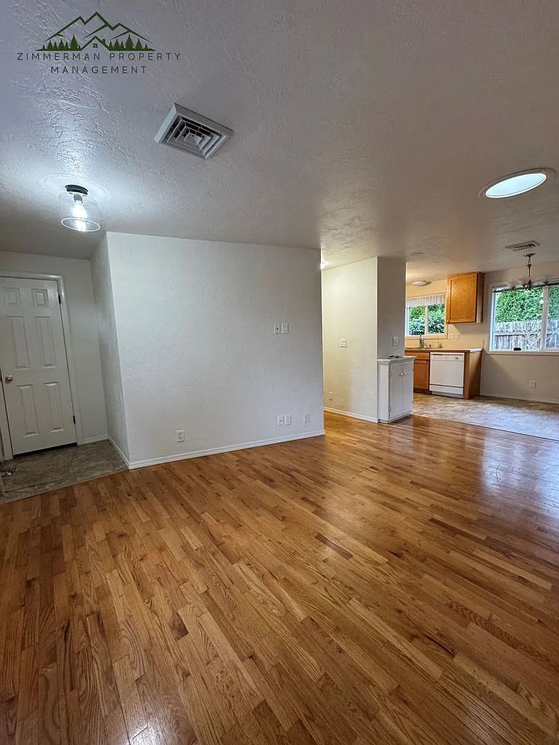 394-396 Rosewood Ave — Photo 3