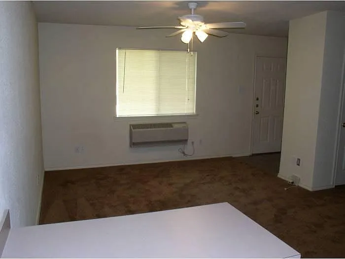 Living - 315 Bernard St