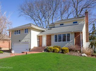 29 Sexton Rd, Syosset, NY 11791