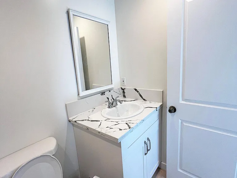 South suite, bathroom
