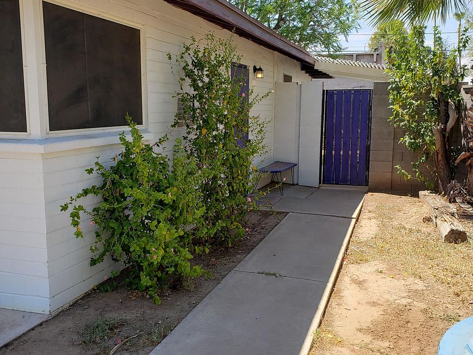 Separate side entrance for the guesthouse