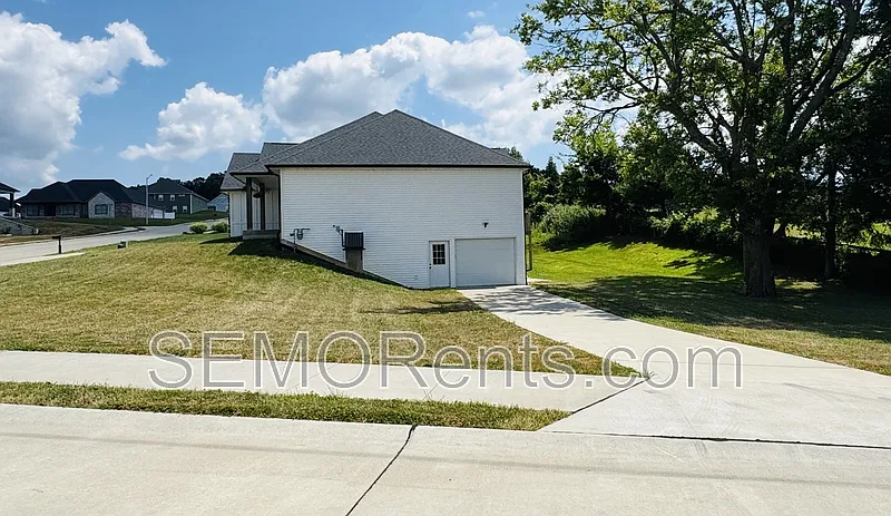 4 bed, 3.0 bath, 2650 sqft, $3,000 — Photo 3
