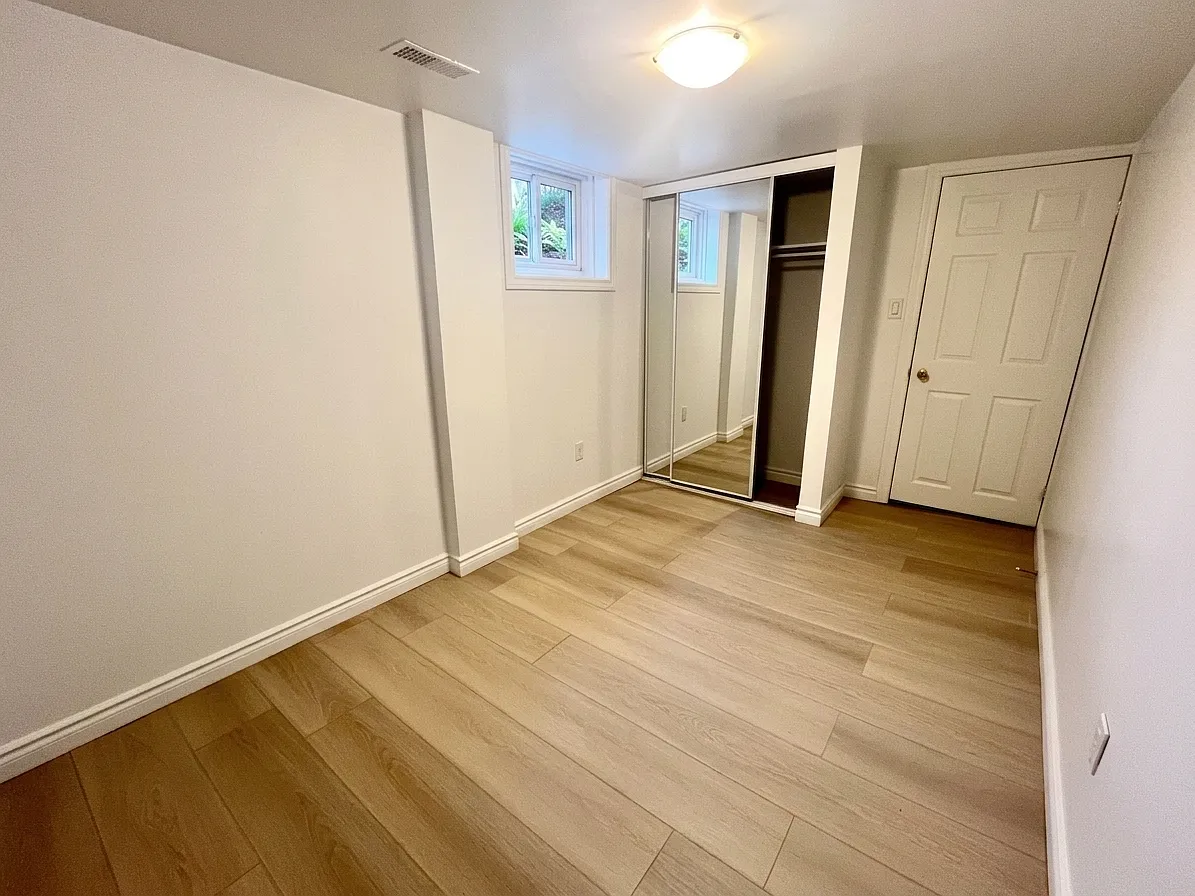 979 Danforth Road - Room — Photo 2