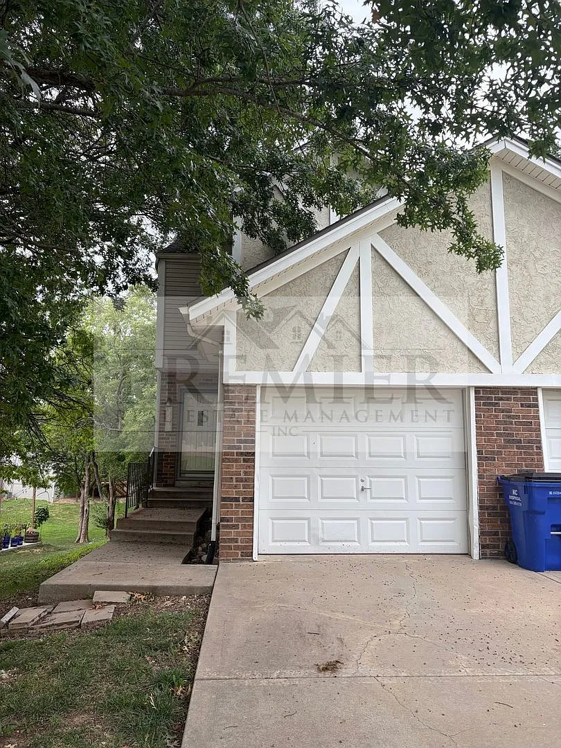 3 bd/1.5 ba townhome - 3556 NE Independence Ave, Lee's Summit, MO 64064 // Rent $1375 (end unit) — Photo 3