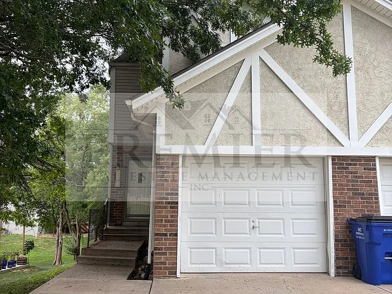 3 bd/1.5 ba townhome - 3556 NE Independence Ave, Lee's Summit, MO 64064 // Rent $1425 (end unit) — Photo 1