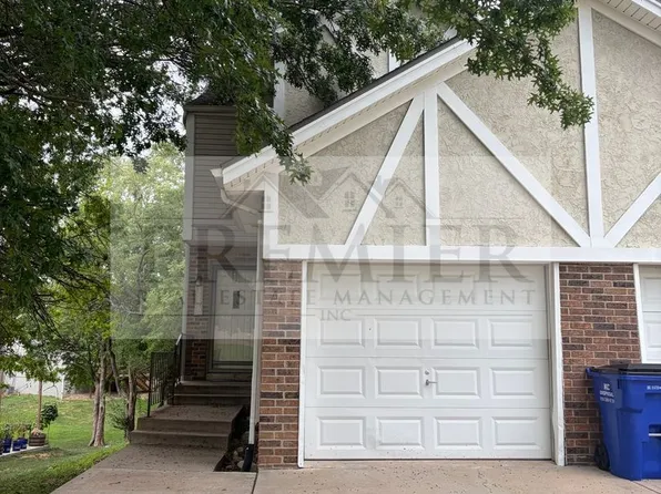 3 bd/1.5 ba townhome - 3556 NE Independence Ave, Lee's Summit, MO 64064 // Rent $1425 (end unit), 3556 NE Independence Ave, Lees Summit, MO 64064