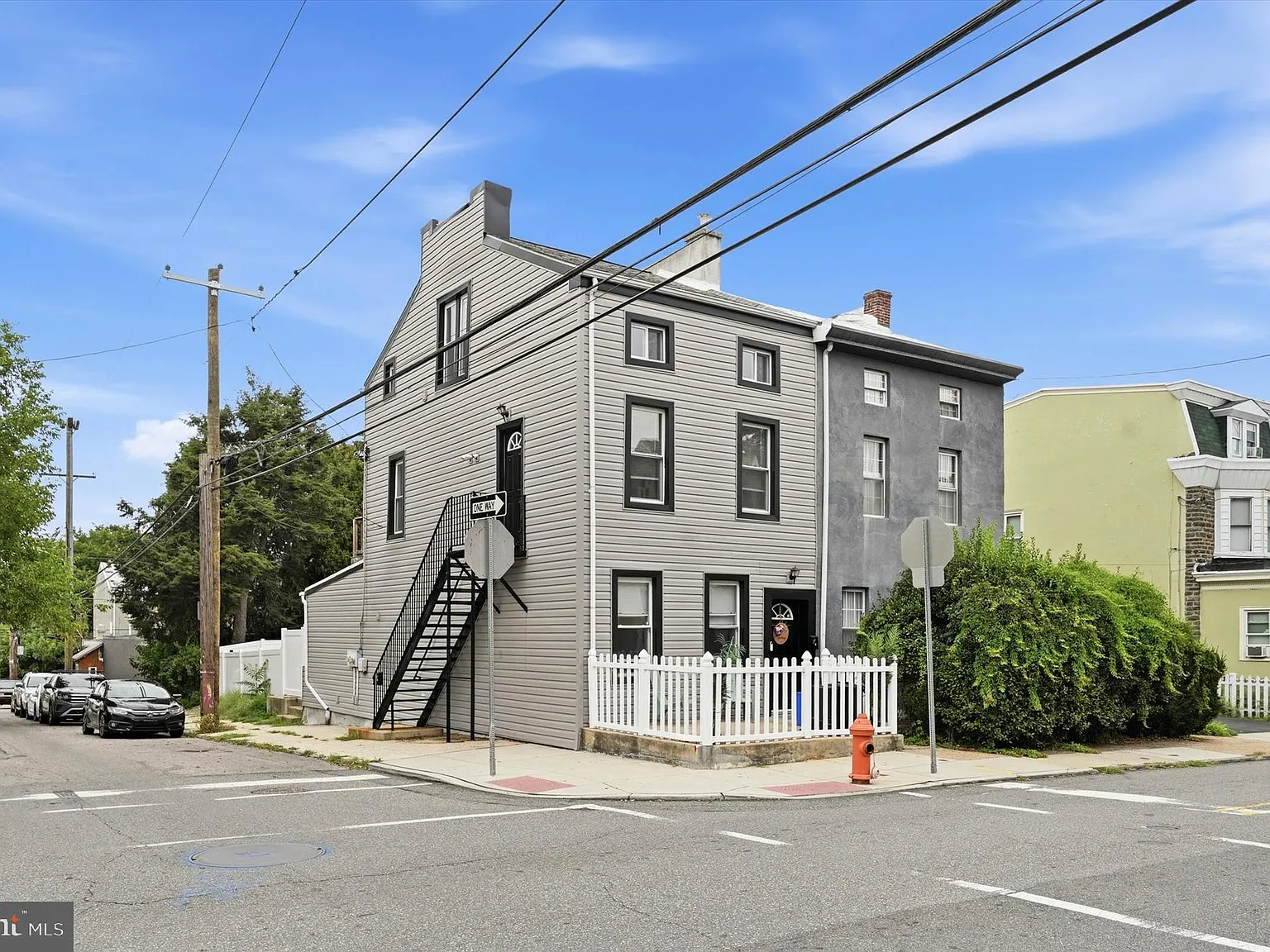 2 bed, 700 sqft, $2,300 — Photo 2