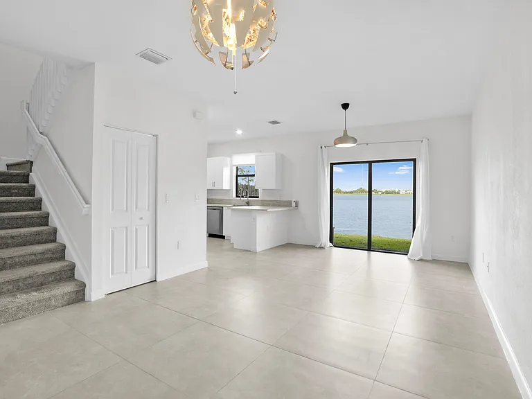20610 NE 5th Pl — Photo 45