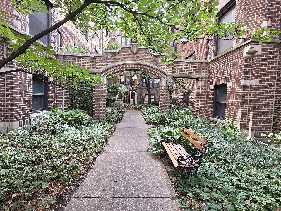 5457 S Ingleside Ave #1E
