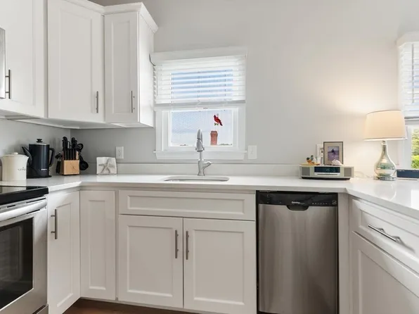 162 Willow Rd APT 11, Nahant, MA 01908