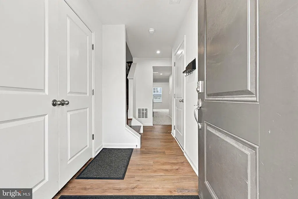 3 bed, 3.5 bath, 2000 sqft, $2,150 — Photo 3
