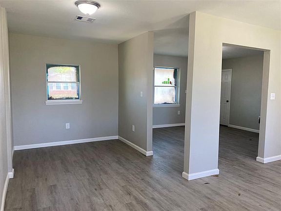 3rd image of 1404 Effie Ln