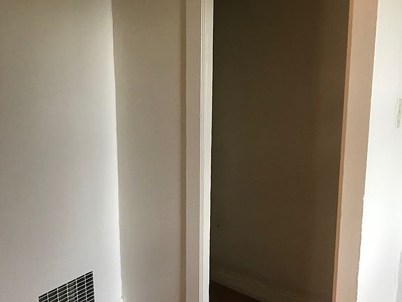 3rd image of 223 S 28th St #1/2
