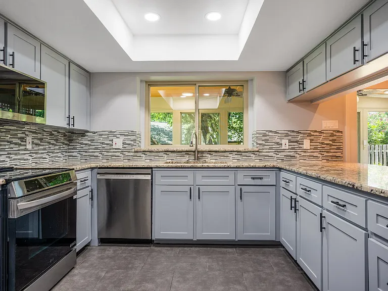 10502 Spicewood Pkwy — Photo 14