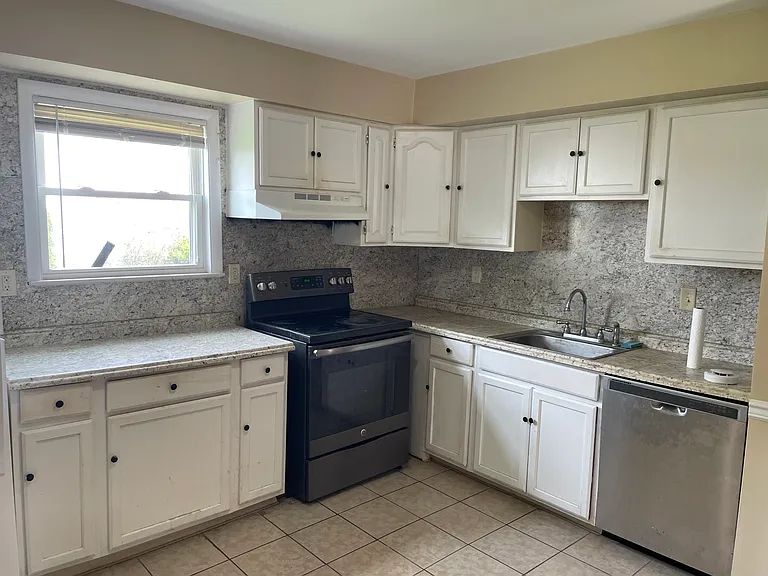 1933 Juniper Ln #25 — Photo 9