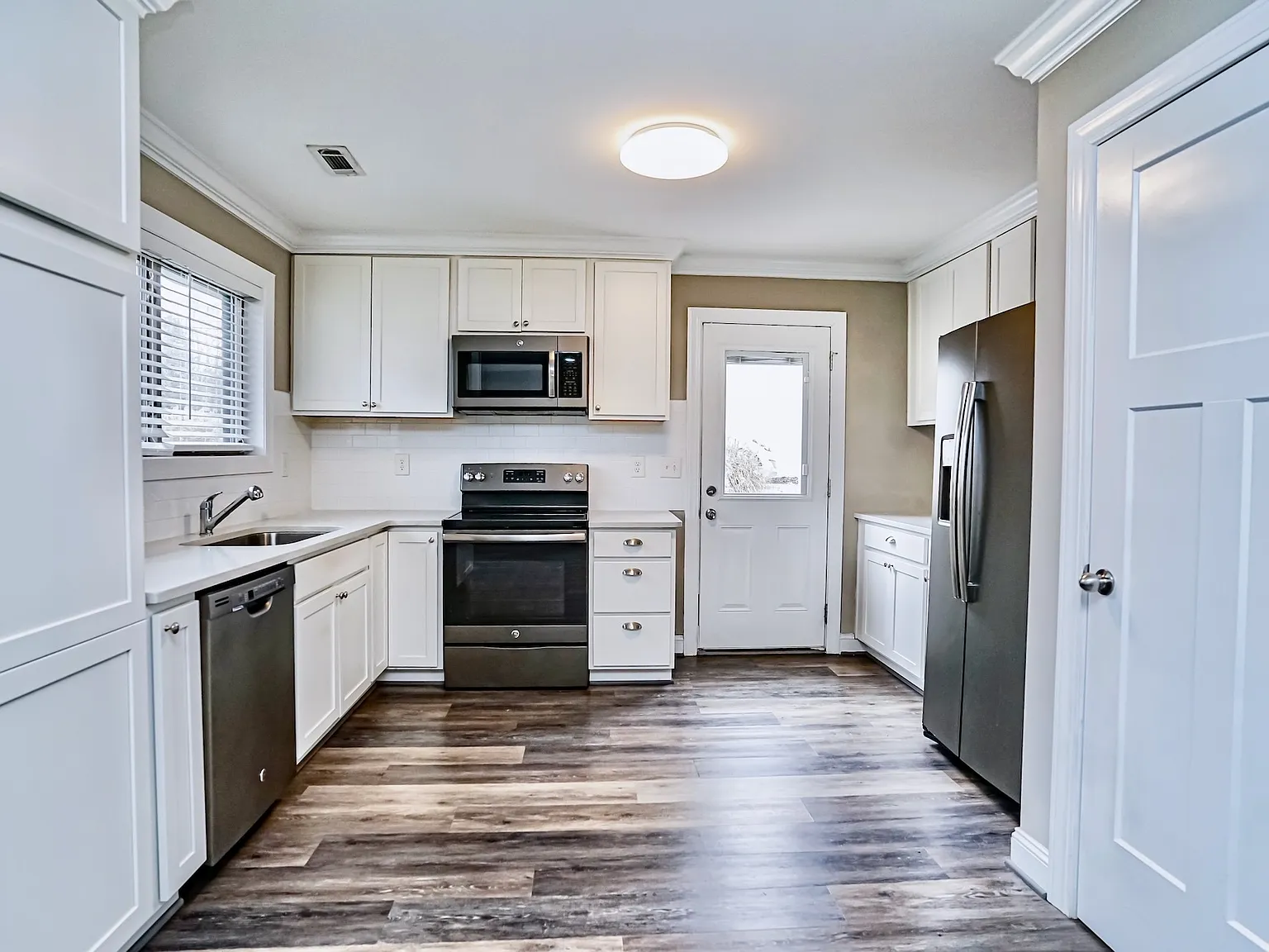 304 W College St — Photo 3
