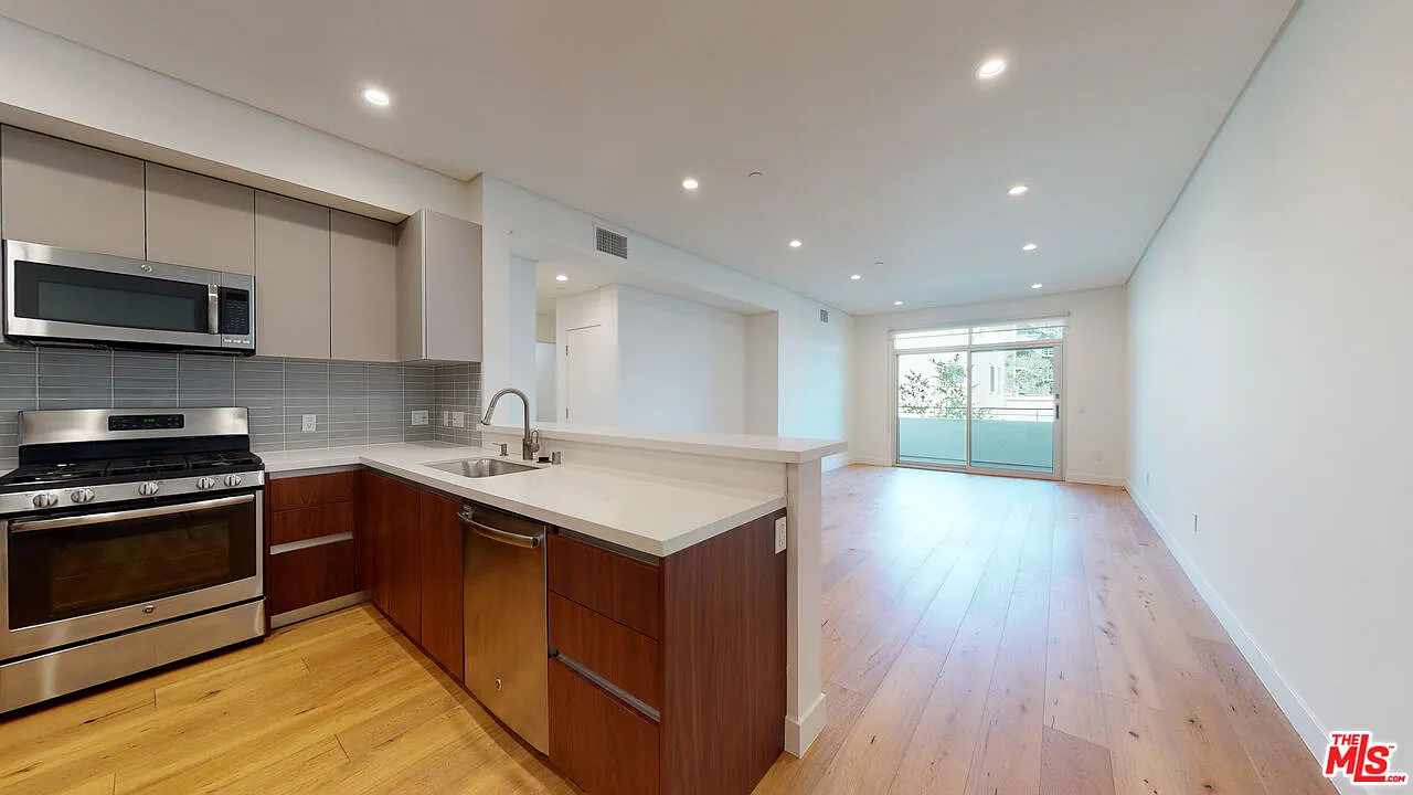 2 bed, 2.0 bath, 1163 sqft, $3,995 — Photo 3