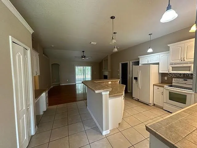 4 bed, 3.0 bath, 2056 sqft, $1,950 — Photo 2