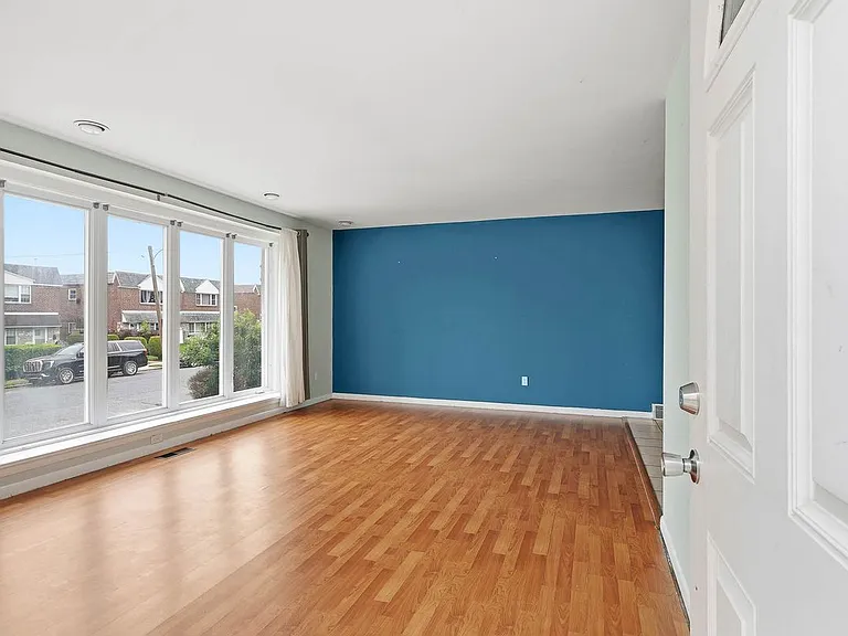 2217 Hoffnagle St — Photo 3