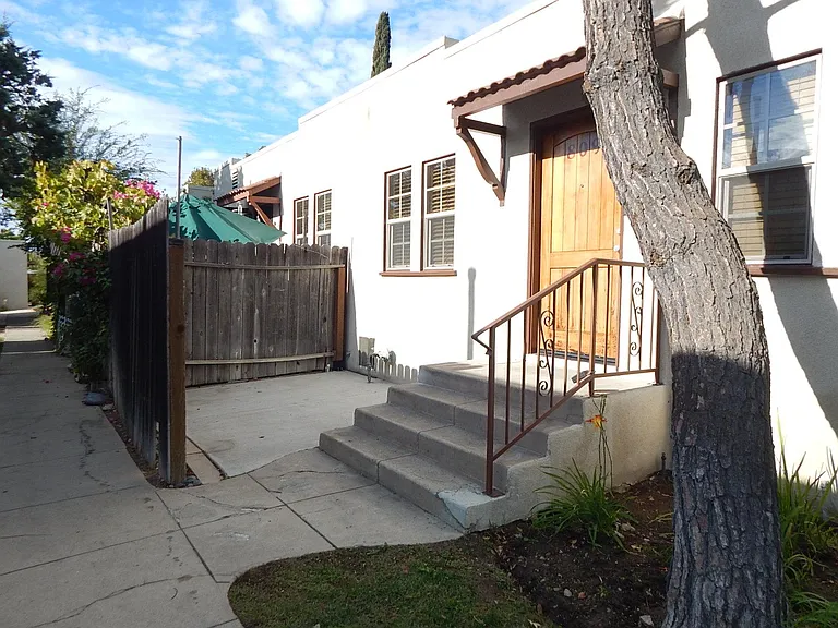 809 E Tujunga Ave — Photo 6