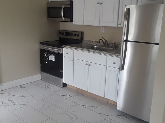 3rd image of 921 Baeck St