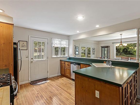 4th image of 310 Nichols St