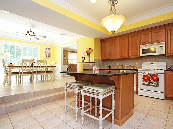 4th image of 36 Woodcrest Dr