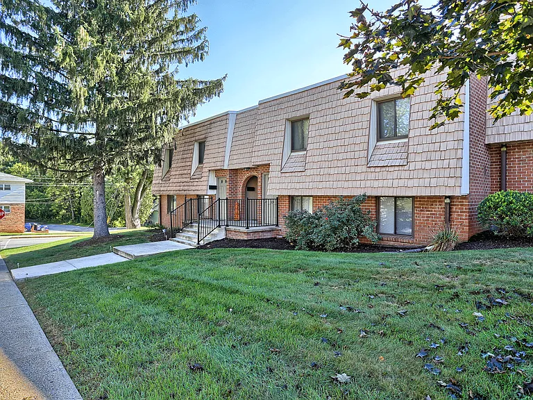 Chateau Terrace Apartments — Photo 10