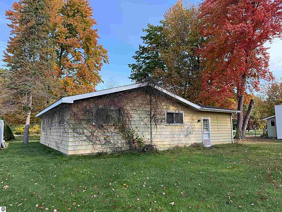 4th image of 8273 Long Lake Rd