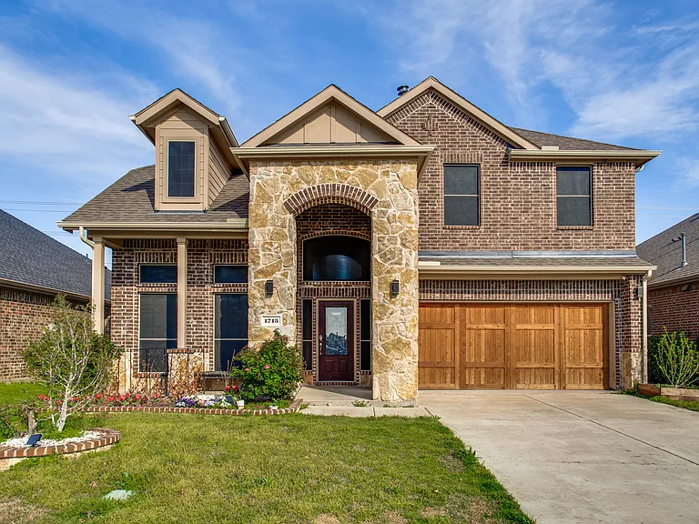 1713 Lake Pine Dr — Photo 1
