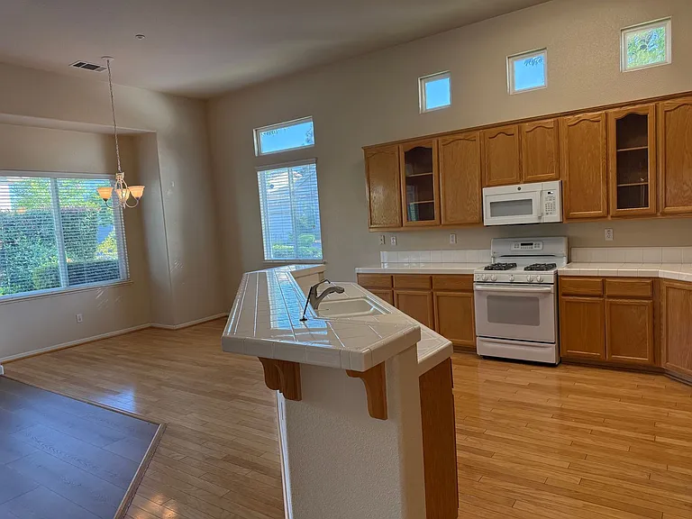 1587 Regent Dr — Photo 12