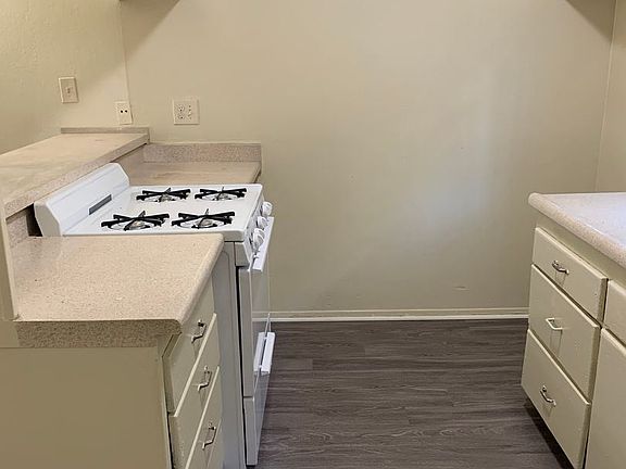 3rd image of 854 Glenway Dr #5
