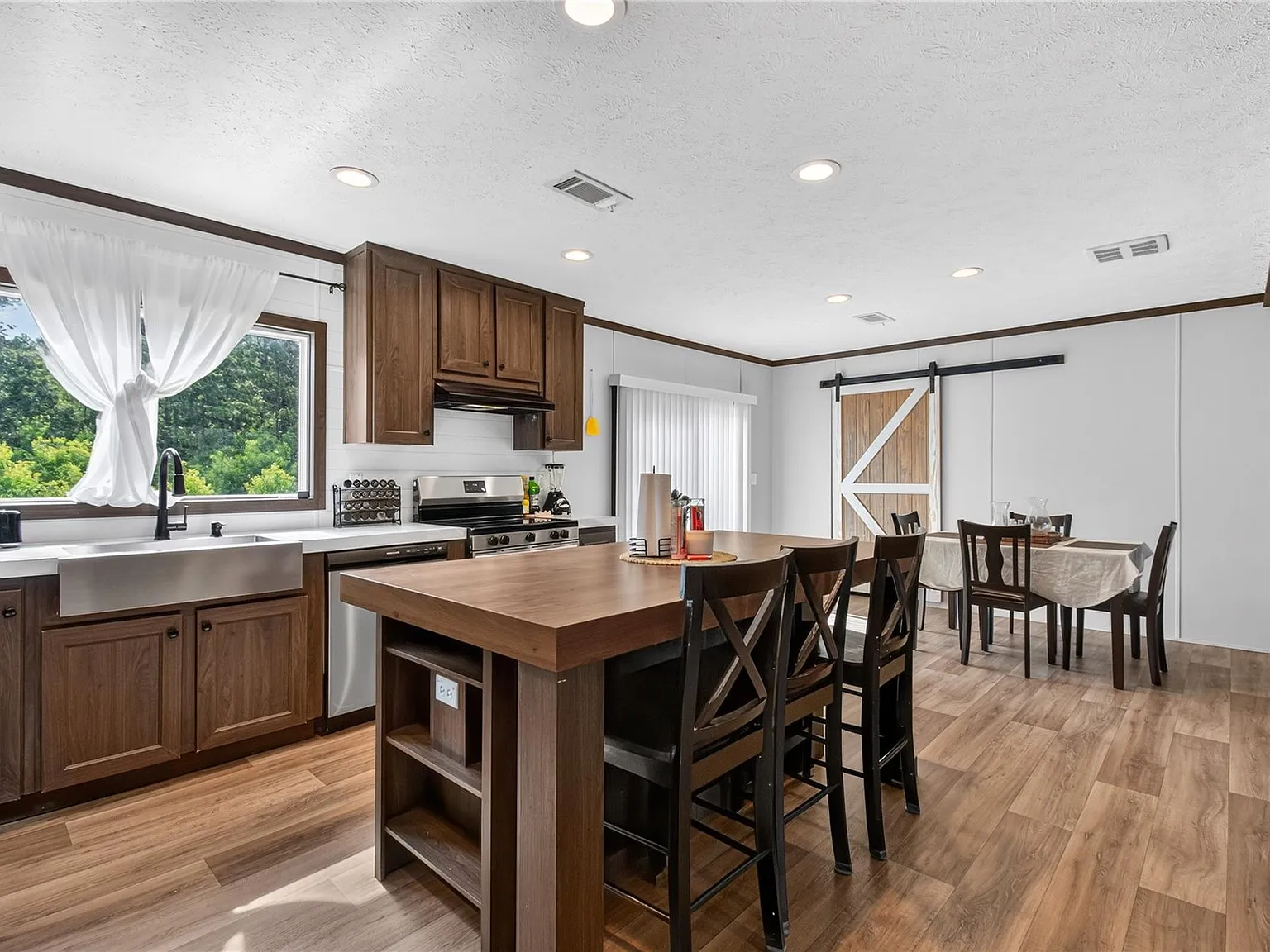 3 bed, 2.0 bath, 1344 sqft, $1,800 — Photo 3