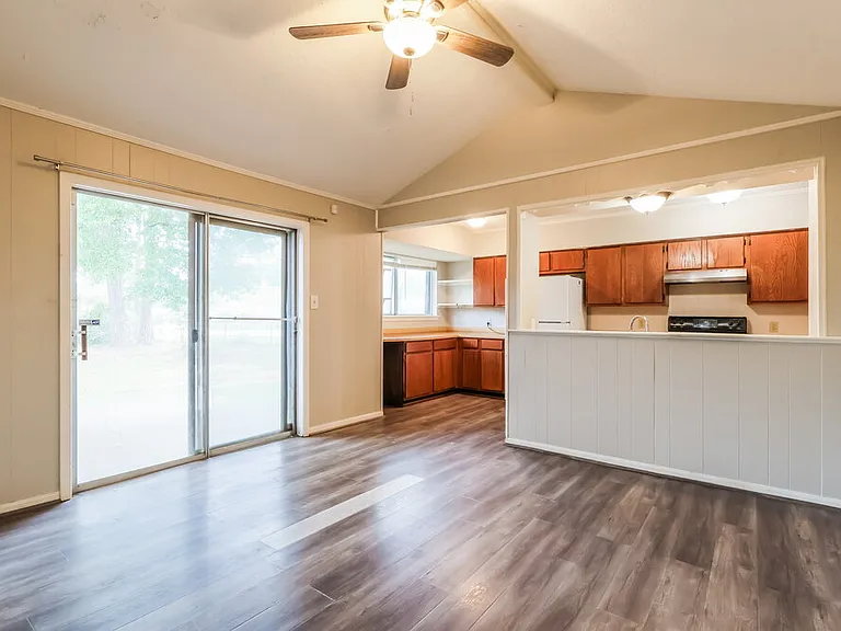 200 Montrose Cir — Photo 7