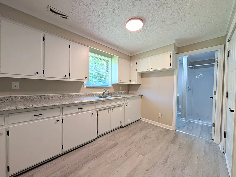 220 Travis Ln — Photo 6