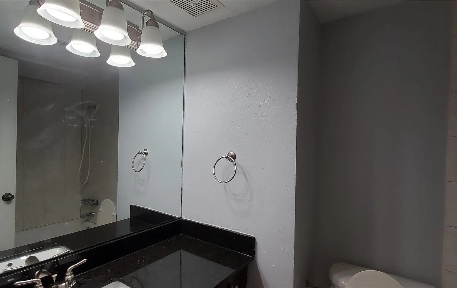 2 bed, 864 sqft, $1,600 — Photo 2