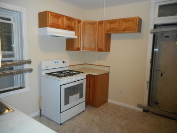 4th image of 410 N Leclaire Ave