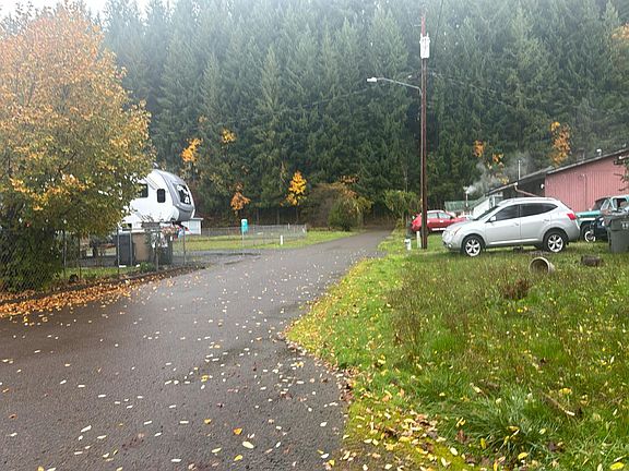 5th image of 579 Surrey Ln