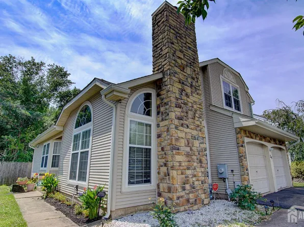 24 Foxchase Dr, Burlington, NJ 08016